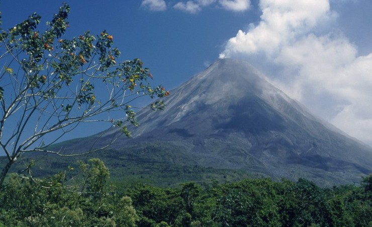"Arenal volcano"