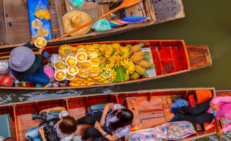 "Damnoen Saduak Floating Market"